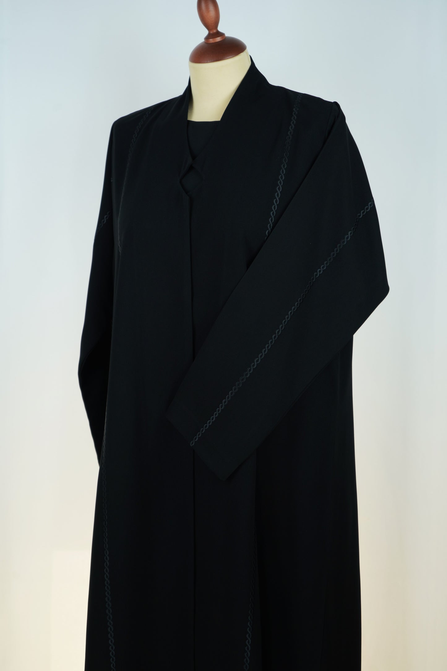 عباية تطريز سلسال أسود موديل 2026-A0011