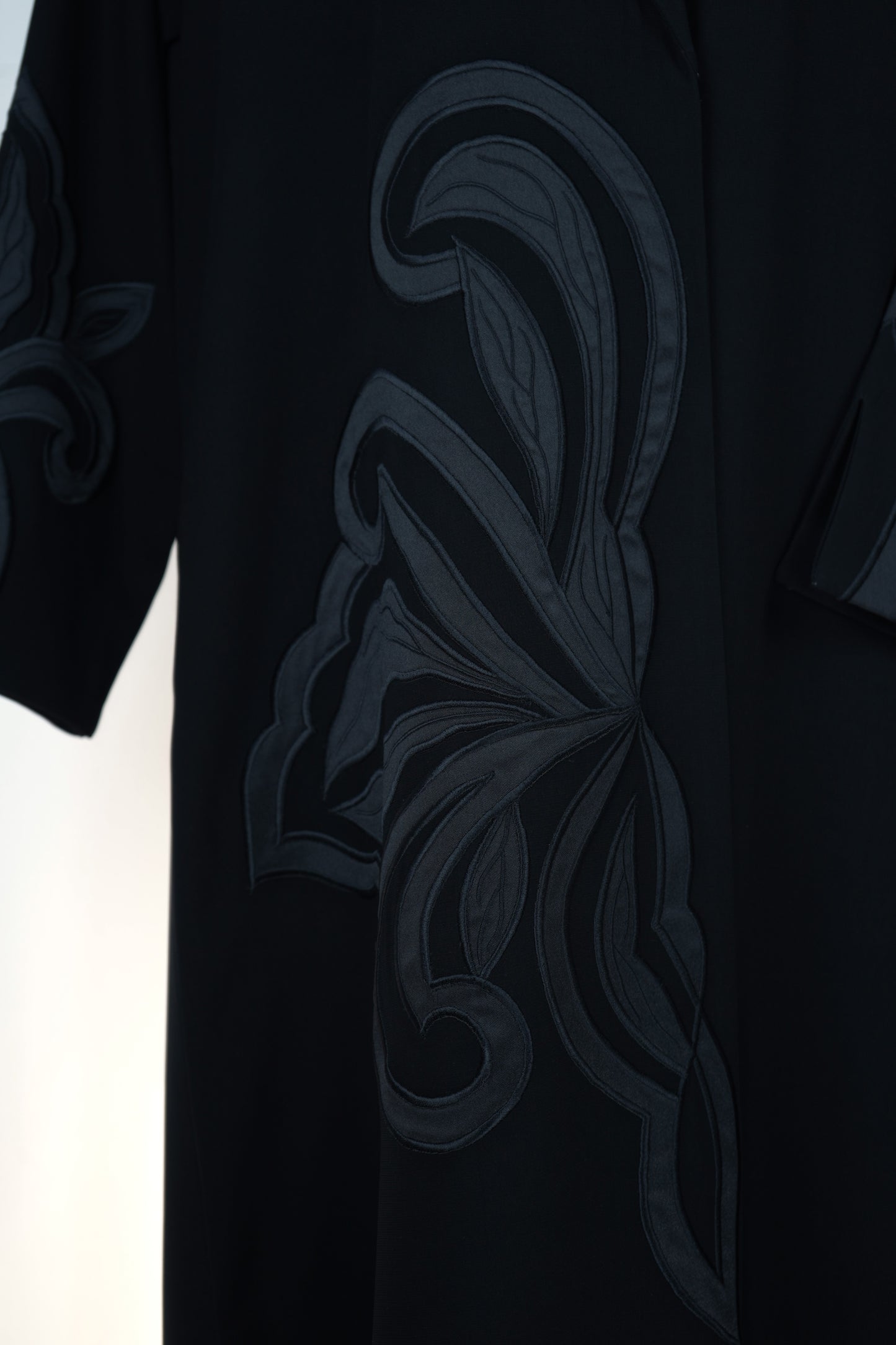 Abaya Black Satin Rose Model 2026-A0027