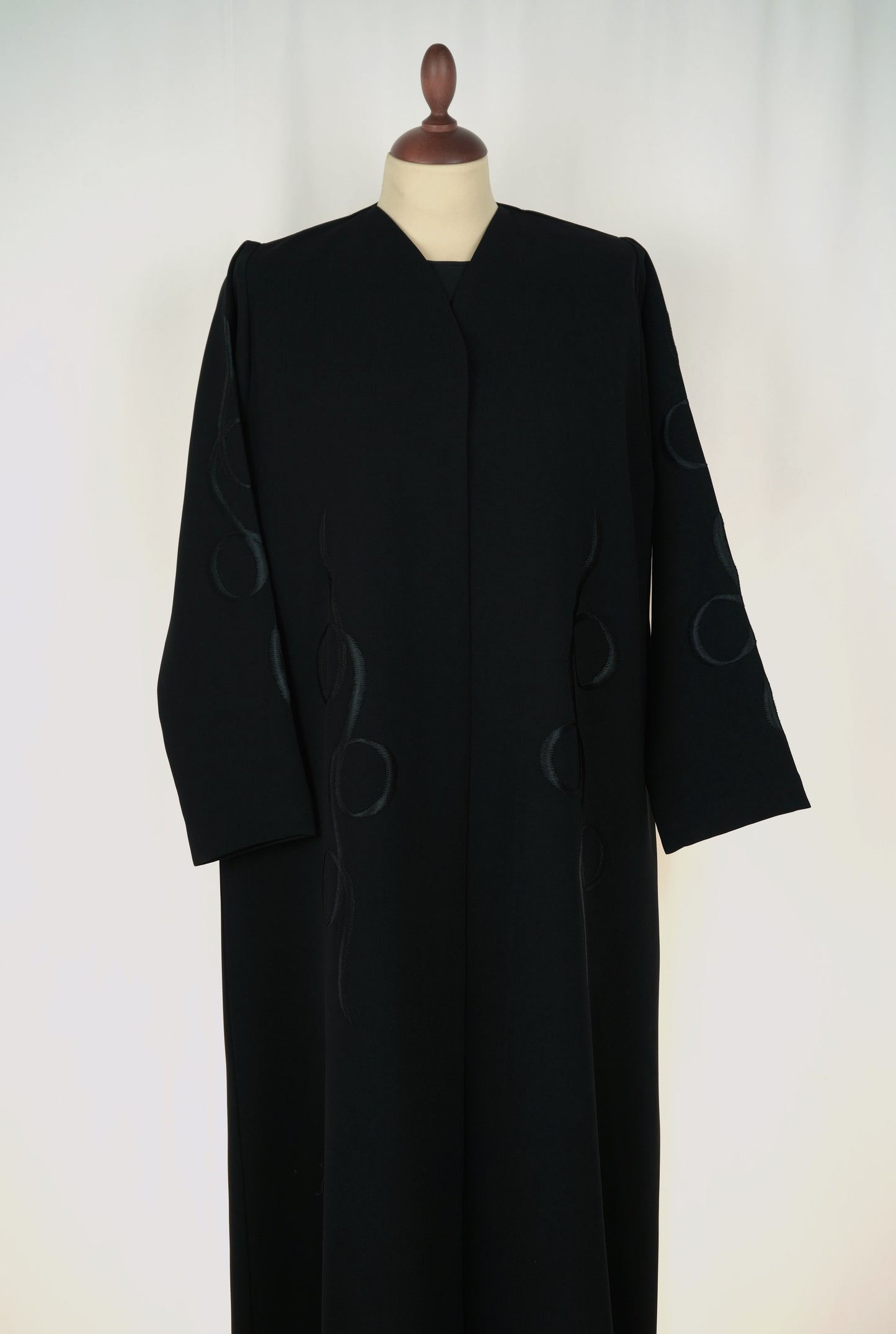 QO Tatreez Abaya Model 2026-A0060