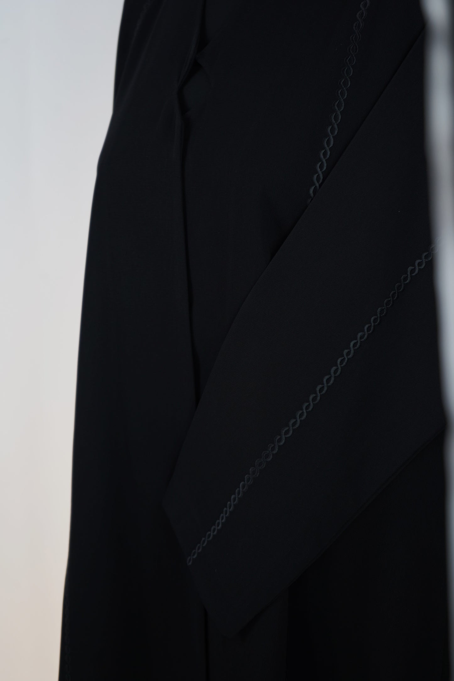 عباية تطريز سلسال أسود موديل 2026-A0011