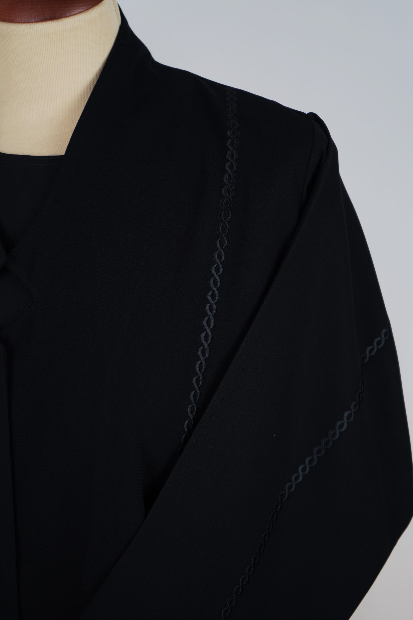 عباية تطريز سلسال أسود موديل 2026-A0011