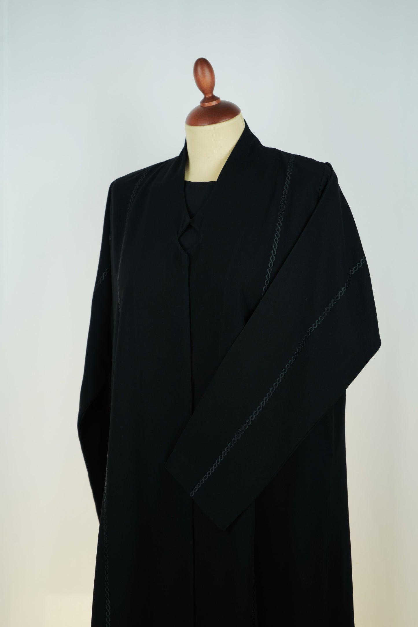 عباية تطريز سلسال أسود موديل 2026-A0011