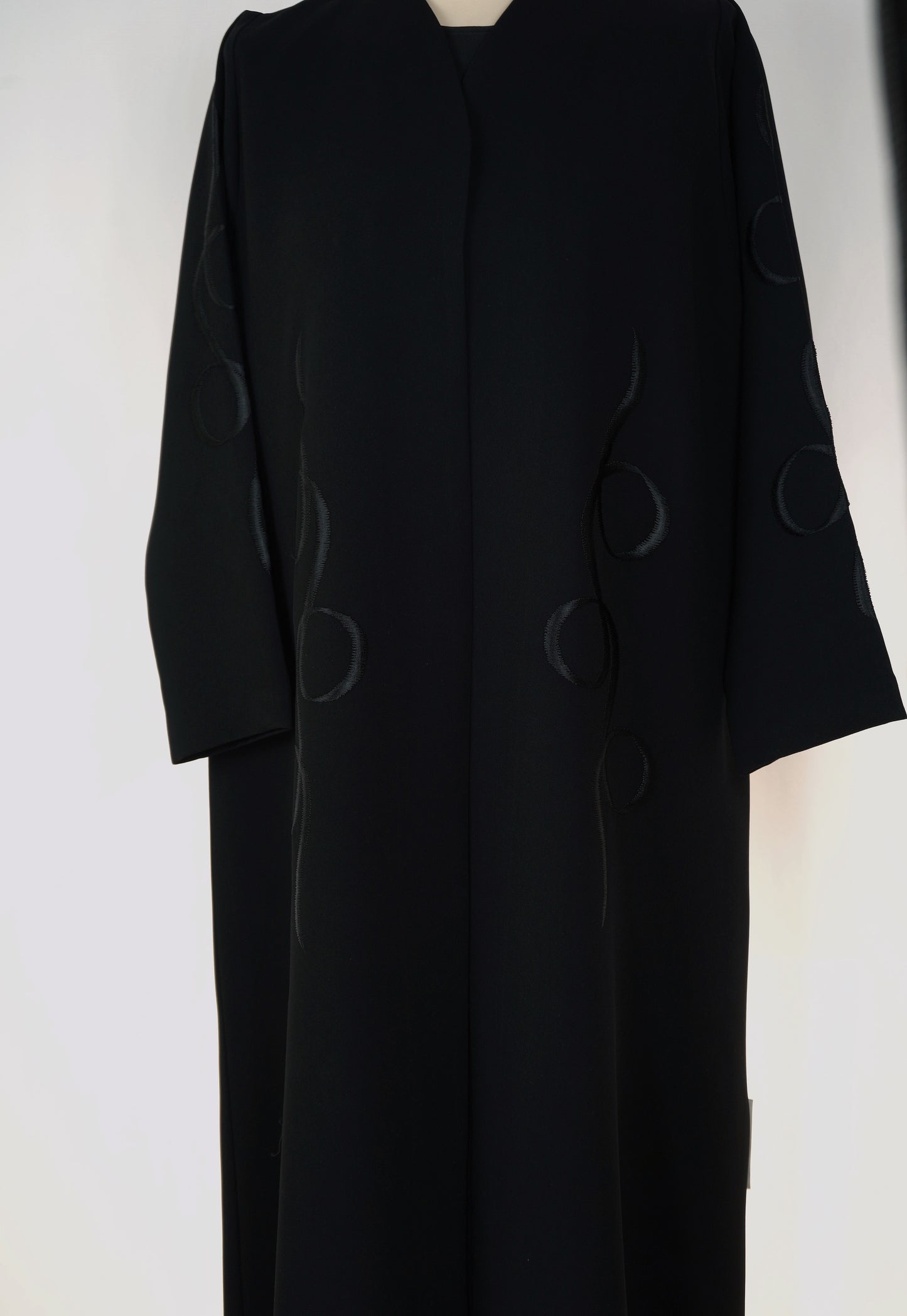 QO Tatreez Abaya Model 2026-A0060