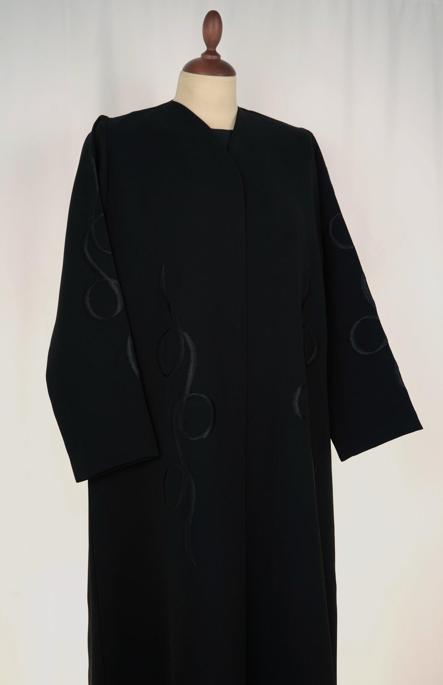 QO Tatreez Abaya Model 2026-A0060