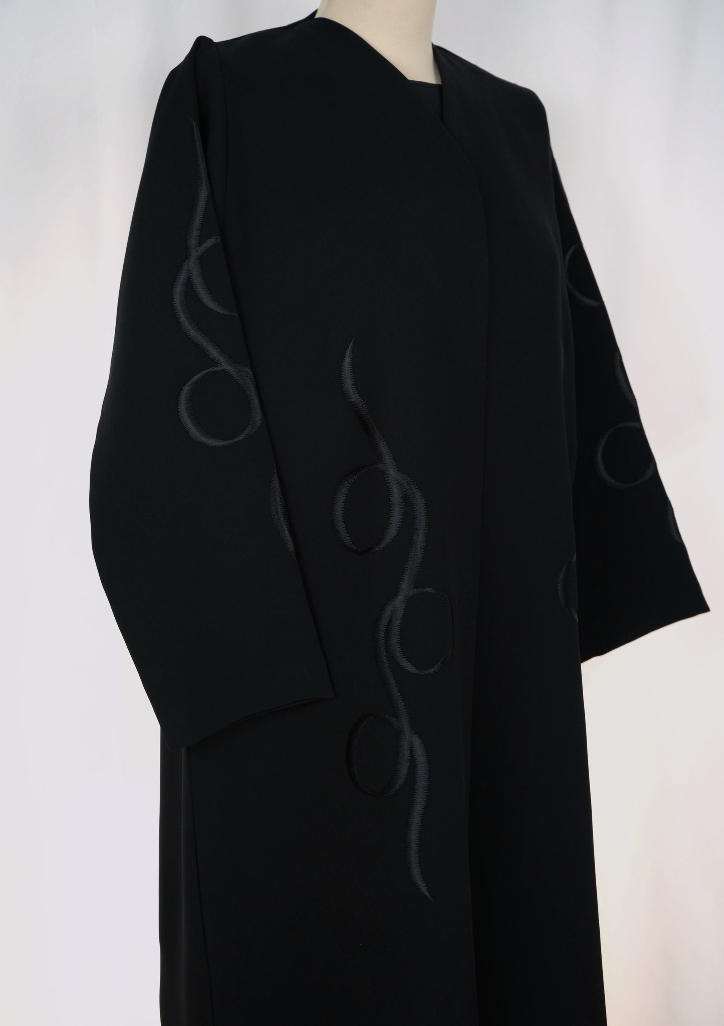 QO Tatreez Abaya Model 2026-A0060