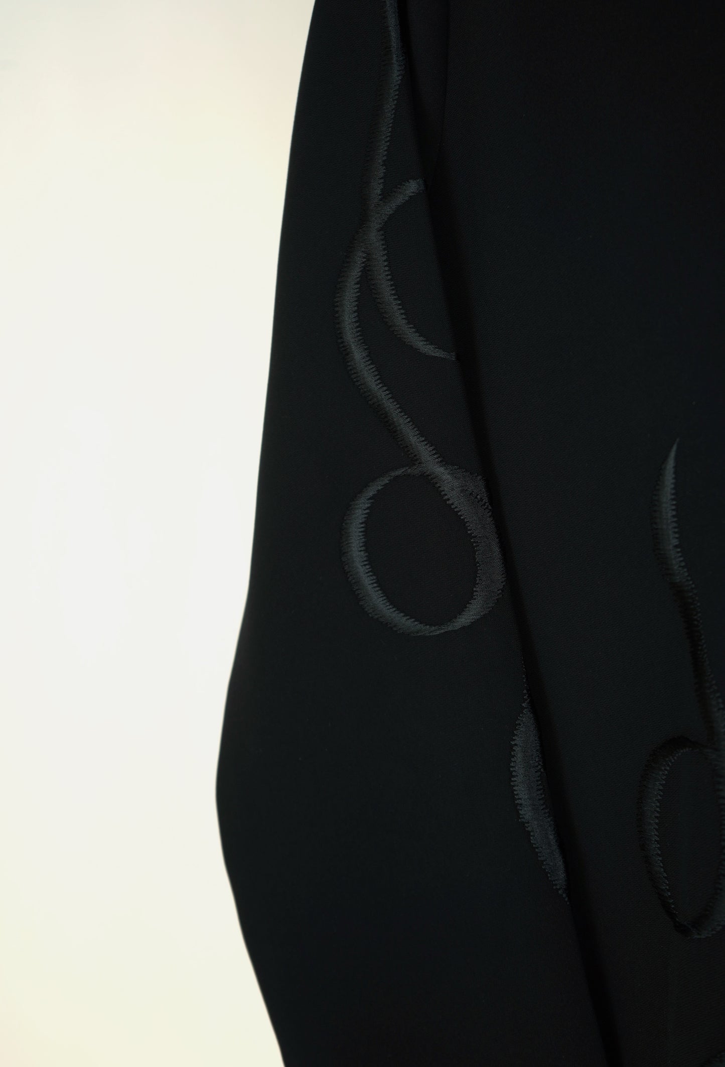 QO Tatreez Abaya Model 2026-A0060